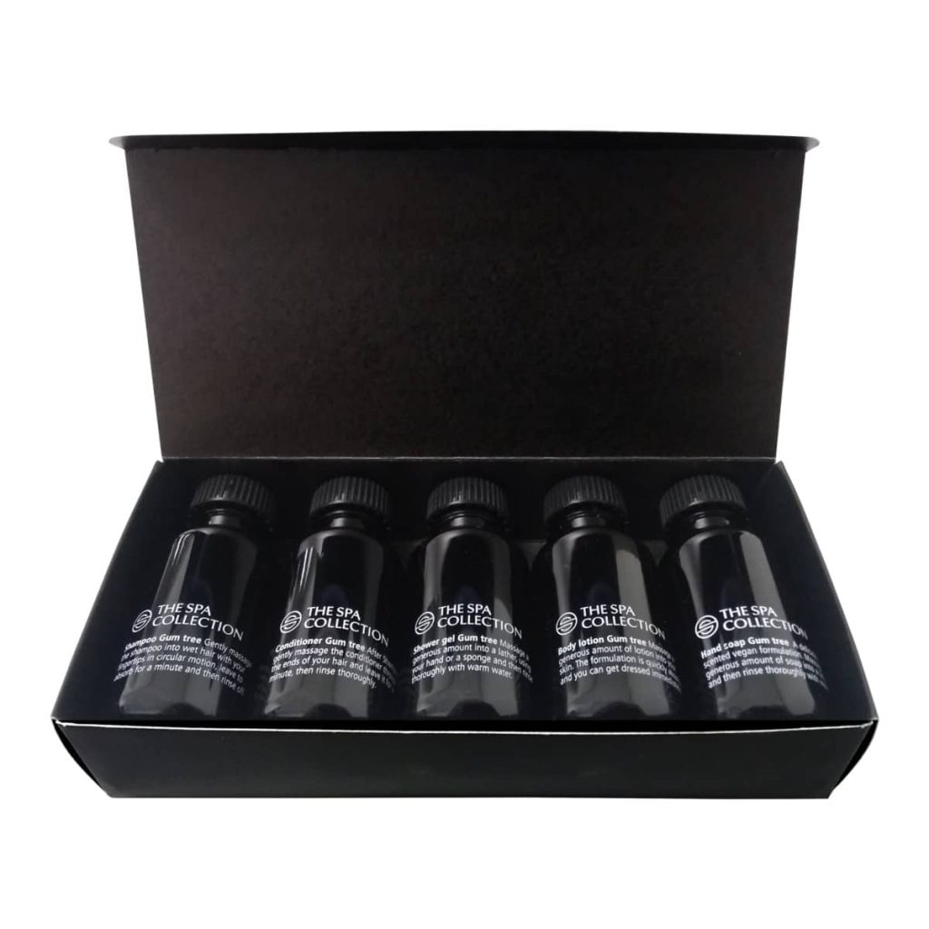 Kit signature pour salle de bain. Produits d'accueil dans un coffret signé The Spa Collection. Parfait pour les chambres d'hôtes, conciergeries, villas, Airbnb et gîtes.