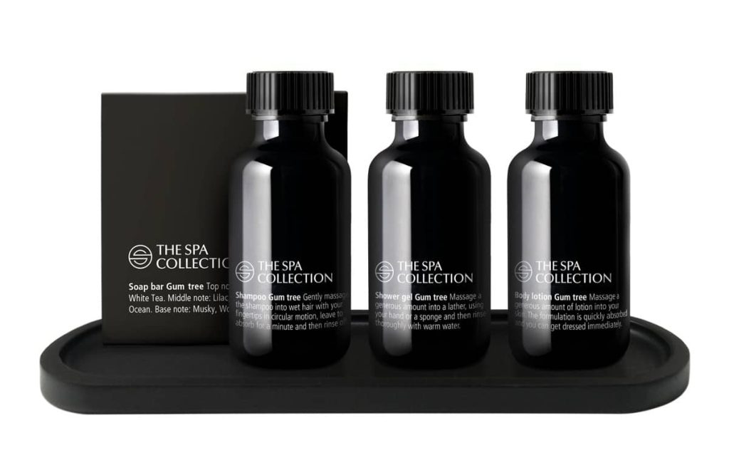 Kit d'accueil salle de bain signé The Spa Collection. Shampoing 40 ml, gel douche 40 ml, lait corporel 40 ml et savon 40 g.