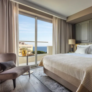 Lire la suite à propos de l’article Hôtellerie de luxe : définition d’un art de vivre mêlant excellence, émotion et sens du détail